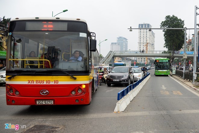 Dải phân cách phân chia làn dành cho xe  buýt nhanh BRT trên đường Giảng Võ (Hà Nội) đã được lắp đặt vào đêm 20/1.