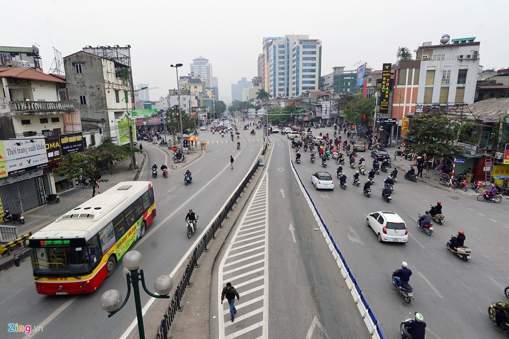 Tại ngã tư Giảng Võ - Đê La Thành, nơi có tuyến buýt nhanh (BRT) chạy qua thường xuyên  ùn tắc giao thông vào giờ cao điểm. Tuy nhiên, sáng nay khu vực này thông thoáng, số lượng xe qua lại khá ít.