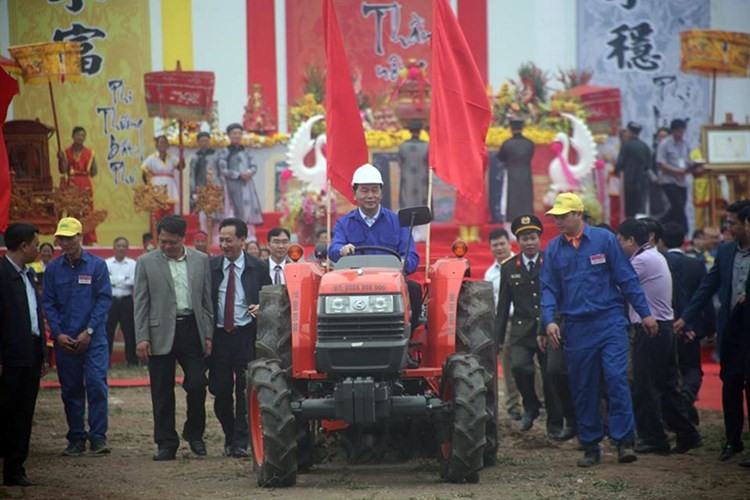 Sáng 3/2 (tức mùng 7 Tết), Chủ tịch nước Trần Đại Quang cùng với nhiều lãnh đạo Trung ương, địa phương đến tham dự Lễ hội Tịch Điền - Ngày hội xuống đồng ở Đọi Sơn, huyện Duy Tiên, tỉnh Hà Nam. Tại lễ hội, Chủ tịch nước Trần Đại Quang lái máy cày để hưởng ứng phong trào “công nghiệp hóa - hiện đại hóa nông nghiệp, nông thôn”. Đây là một trong những  sự kiện được dư luận quan tâm tuần qua.