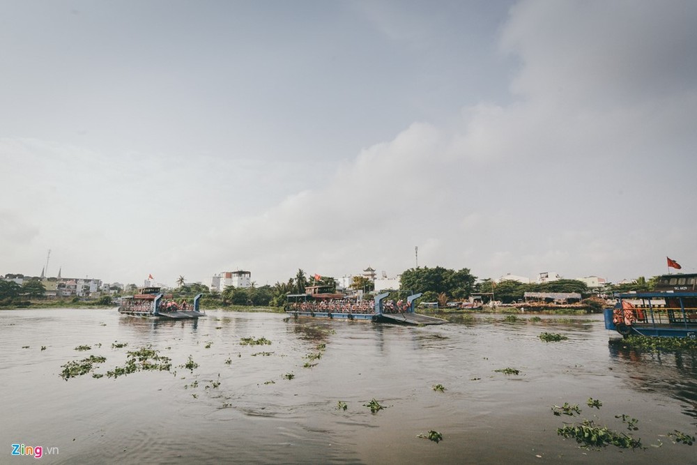 Nằm trên sông Vàm Thuật (là một nhánh của sông Sài Gòn),  phà An Phú Đông là một trong số rất ít những phà ngang sông còn sót lại trên địa phận TP.HCM. Nơi đây kết nối giao thông giữa phường An Phú Đông, quận 12 ngoại thành và phường 5, quận Gò Vấp.