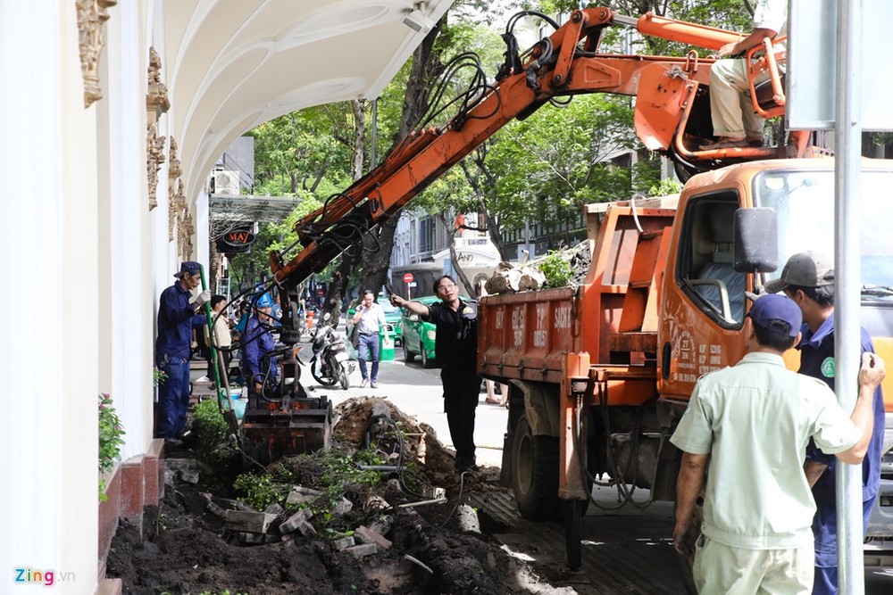 Trưa 4/4, đoàn liên ngành quận 1 đã kiểm tra, tháo dỡ bồn hoa dài 30 m, rộng gần 3 m của khách sạn Majestic lấn chiếm vỉa hè. Sáng 5/4, cơ quan chức năng quận 1 tiếp tục thực hiện việc  tháo dỡ bồn cây vỉa hè khách sạn Majestic tại mặt đường Đồng Khởi (mặt đường Tôn Đức Thắng đã thực hiện xong ngày hôm qua).