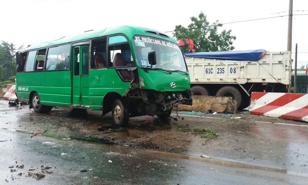 Vào lúc 6h45 ngày 29/4, trên đường ĐT.741 (đoạn qua ấp An Hòa, xã Tân Tiến, huyện Đồng Phú, tỉnh Bình Phước), một vu  tai nạn giao thông đã xảy ra làm 3 người bị thương. Theo thông tin ban đầu, vào thời điểm trên, xe khách biển số 93B-00.115 lưu thông trên đường ĐT.741, hướng từ Bình Phước đi Bến xe Miền Đông TP HCM. Khi đi đến địa phận trạm dừng chân Hà Mỵ, do trời mưa, đường trơn, tài xế không làm chủ được tốc độ khiến xe bị mất lái đâm trực diện vào dải phân cách. Ảnh: CA TP HCM.