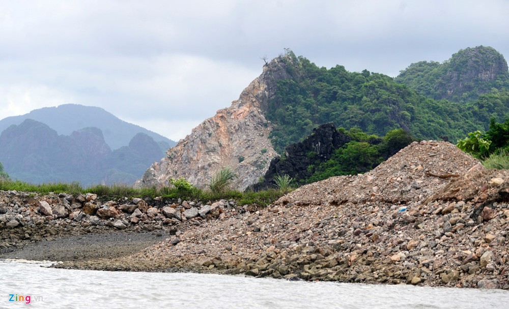 Công trường  khai thác đá xuất hiện ở phường Hà Tu (TP Hạ Long, Quảng Ninh).