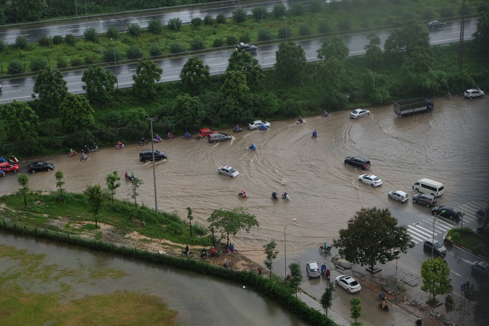 Cơn  mưa lớn vào hồi đầu giờ sáng ngày hôm nay (13/7) đã khiến nhiều khu vực Hà Nội bị ngập nặng, giao thông tê liệt. Theo Trung tâm dự báo khí tượng Thủy văn Trung ương, do ảnh hưởng của rãnh áp thấp kết hợp với hội tụ gió trên cao, nên từ ngày 13/7 - 16/7, ở Bắc Bộ tiếp tục có mưa rào và dông nhiều nơi, các tỉnh vùng núi phía Bắc có mưa, mưa vừa, có nơi mưa to và dông; thời gian mưa tập trung vào đêm và sáng sớm.