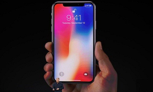 Sau đêm 12/9, bộ đôi siêu phẩm của Apple chính thức trình làng. Đây cũng là lúc các tín đồ công nghệ khắp nơi "phát cuồng", tìm cách săn lùng, chạy đua nâng cấp điện thoại đời mới. Tại nhiều quốc gia, cảnh tượng người trẻ xếp hàng mua chiếc điện thoại mới không phải là hiếm. Ảnh: Vox.