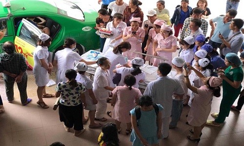 Hy hữu chồng đỡ đẻ cho vợ ngay trên taxi