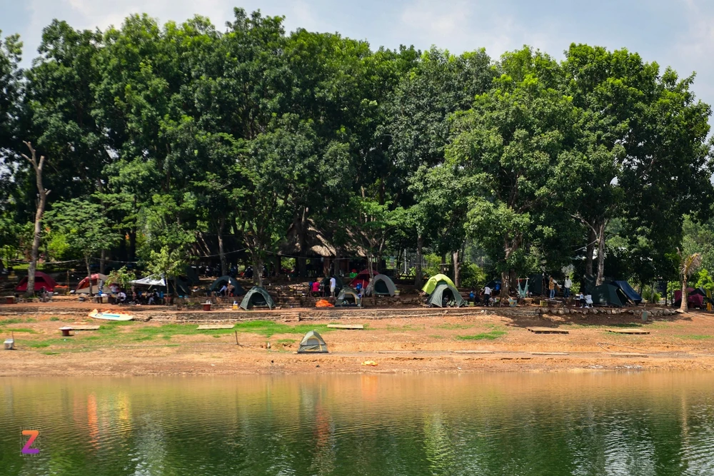 Cách TP.HCM khoảng hơn 60km, hồ Trị An được nhiều người chọn làm nơi cắm trại, chèo SUP, đổi gió cuối tuần trước mùa mưa. Đại diện Mada Lakeview Camping cho biết: "Tháng trước trời nắng nóng, phần lớn du khách chỉ đến vui chơi, ăn uống trong ngày rồi về thay vì qua đêm. Những ngày gần đây ghi nhận khách cắm trại bắt đầu tăng". Cuối tuần này đơn vị phục vụ khoảng hơn 100 khách trên tổng công suất 600 người.