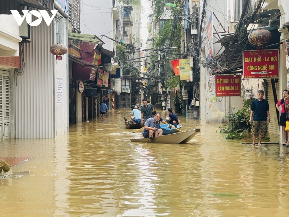 Đã 2 ngày nay, phố Hồng Hà, Tân Ấp, Bảo Linh (phường Phúc Tân) ngập sâu trong nước, người dân phải dùng thuyền để di chuyển qua lại.