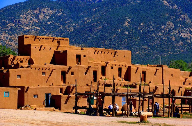 Cư dân ở thị trấn Taos thuộc bang New Mexico cho biết, họ rất khó chịu vì một tiếng ồn như tiếng vo ve của loài ong. Có giả thuyết cho rằng, âm thanh đó là do sự rung động bất thường của luồng không khí trong sa mạc hoặc đây là một thí nghiệm bí mật của chính phủ. Tới nay các nhà khoa học vẫn chưa thể lý giải được nguồn gốc của tiếng ồn  bí ẩn này. Ảnh: Noi.md