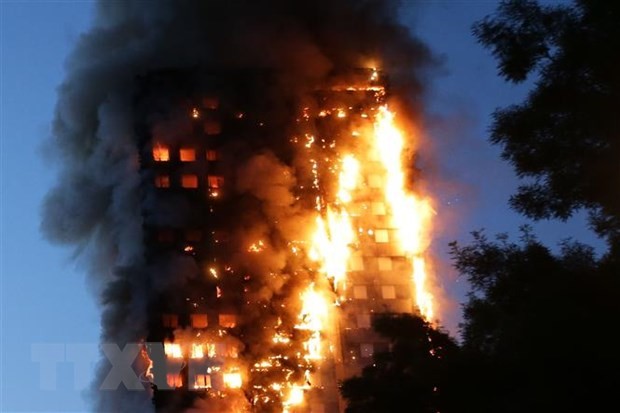 Năm 2017, Chung cư Grenfell Tower (London, Anh) cháy rụi.  Vụ hỏa hoạn kinh hoàng cướp đi 17 sinh mạng và làm 74 người bị thương. Trong cơn tuyệt vọng, mẹ bé gái đã phải ném em qua cửa sổ tầng 5 (hoặc 6) để thoát khỏi ngọn lửa đang bao trùm toàn bộ chung cư. Được biết, khoảng cách mà bé gái rơi từ cửa sổ xuống mặt đất là 15m.