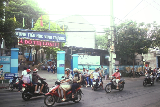 Ghi nhận của phóng viên cho thấy ngoài cổng nhiều trường học trên địa bàn TP Nha Trang (Khánh Hòa) hiện sạch, thoáng, không còn sự xuất hiện của người bán hàng rong. Bên ngoài Trường Tiểu học Vĩnh Trường (Nha Trang), buổi sáng không có người bán hàng rong. Tại trường học này từng xảy ra sự việc nhiều học sinh sau ăn sáng tại các hàng quán và từ những người bán hàng rong thì bị ngộ độc thực phẩm.