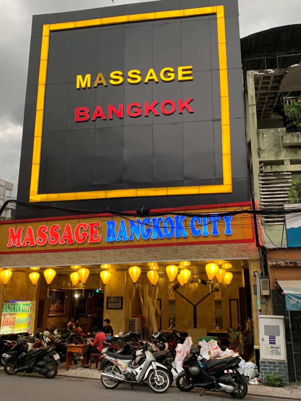 Ngày 29/7 vừa qua, lực lượng liên ngành quận Tân Bình bất ngờ kiểm tra tiệm massage Bangkok city (số 118-120 Yên Thế), bắt quả tang tại 3 phòng có 3 nữ nhân viên đang thực hiện hành vi massage kích dục cho khách.