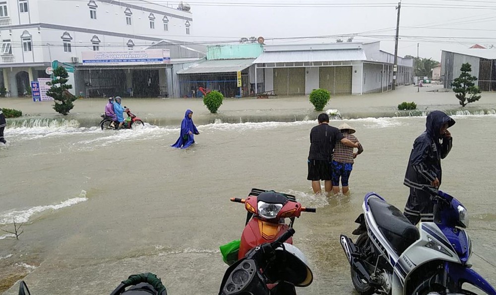 Mưa kéo dài liên tục suốt 20 giờ ở  Phú Quốc khiến phần trũng nhất của đảo là thị trấn Dương Đông bị ngập sâu.