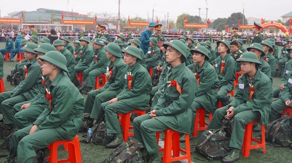 Theo đó, ngay từ sáng sớm, hàng chục nghìn thanh niên ưu tú đã có mặt, tập trung tại các  điểm giao nhận quân , hăng hái lên đường nhập ngũ.