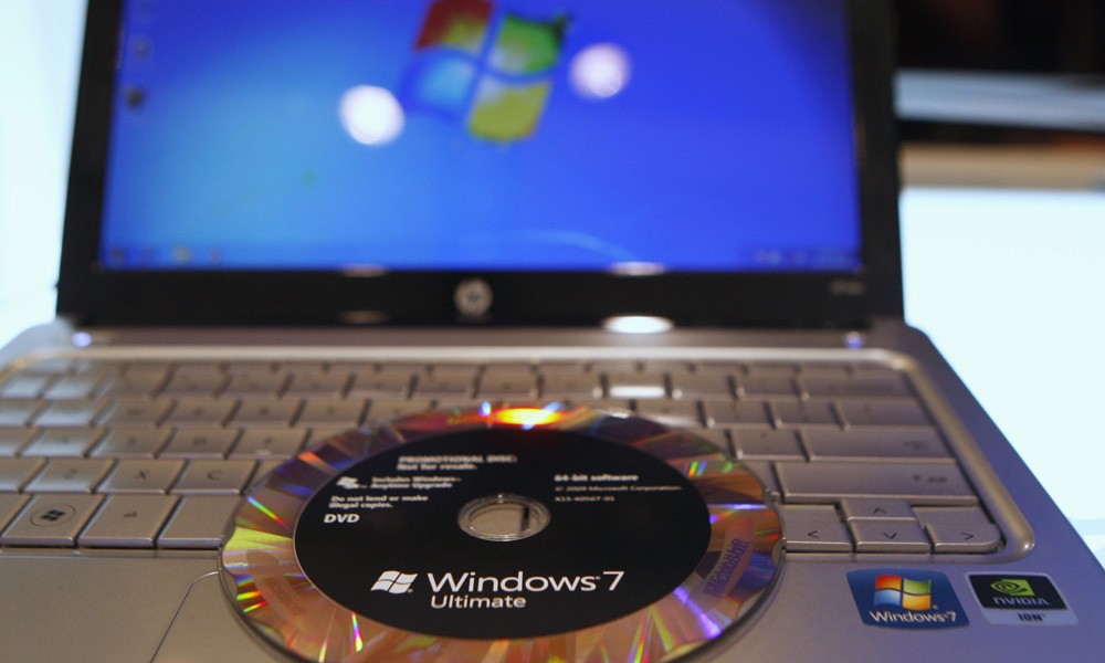 Nối gót Windows XP SP3, Microsoft dự kiến sẽ dừng hỗ trợ hệ điều hành  Windows 7 vào thời điểm đầu năm 2020. Sau khi dừng hỗ trợ, người dùng sẽ không còn nhận được các bản cập nhật vá lỗi bảo mật nữa. Đây là một nguy cơ rất lớn đối với những ai còn đang trung thành với hệ điều hành này.