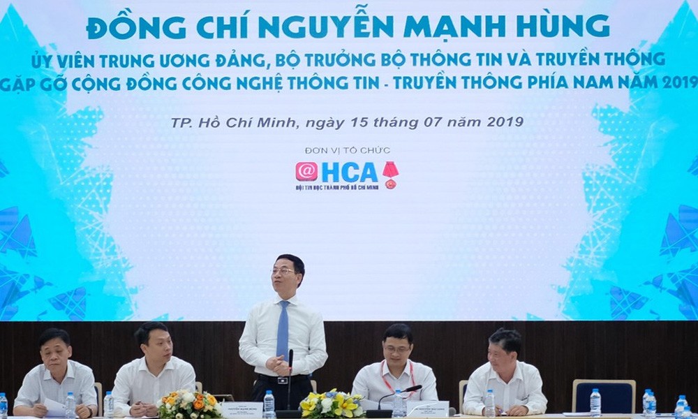 Ngày 15/7, Bộ trưởng Thông tin và Truyền thông Nguyễn Mạnh Hùng đã phát biểu nhấn mạnh trong một cuộc gặp gỡ: Việt Nam cần có  mạng xã hội và công cụ tìm kiếm riêng, khác biệt với Google và Facebook. Điều này cho thấy, Chính phủ Việt Nam đang rất quan tâm tới cuộc đua mạng xã hội.