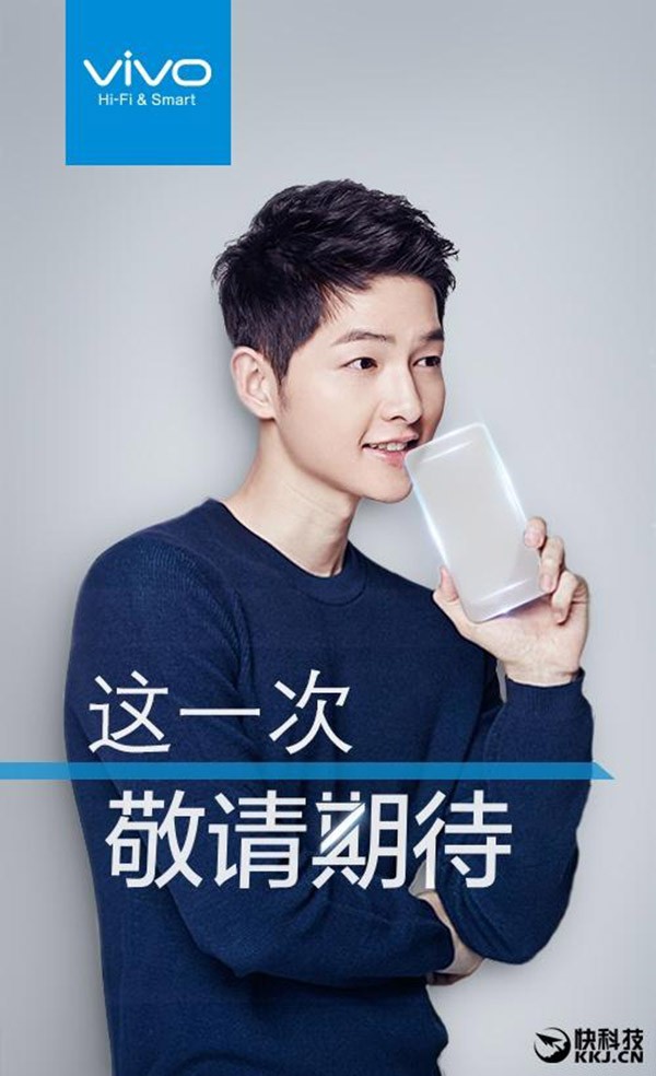 Đội trưởng S ong Joong Ki nổi tiếng trong phim Hậu duệ mặt trời trở thành một "hot boy" chính hiệu khi xuất hiện cùng chiếc điện thoại trong suốt của Vivo. Ảnh: KKJ.