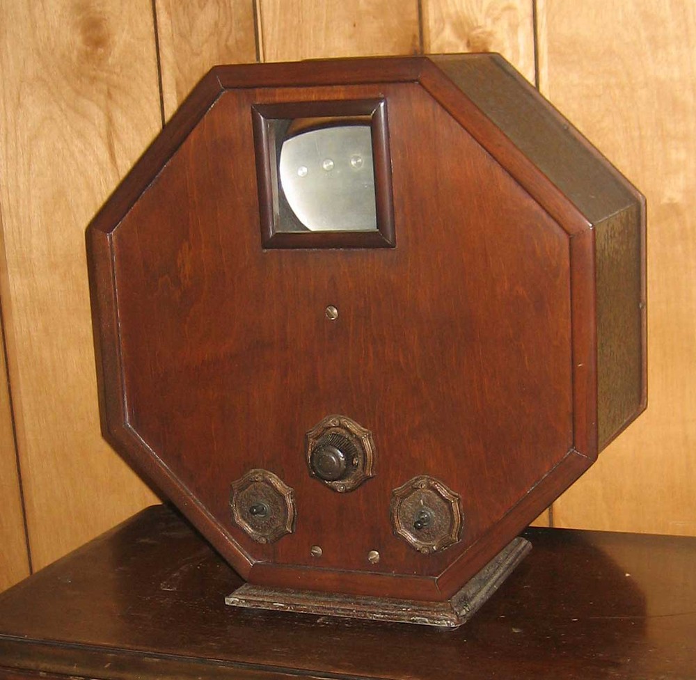 Octagon (1928) của hãng General Electric được coi là chiếc ti vi đầu tiên có thể sử dụng được. Octagon hoạt động bằng cách sử dụng đĩa xoay tròn và một bóng đèn, tạo nên hình ảnh trên màn hình vẻn vẹn 3 inch. Ảnh: Early Television Foundation.