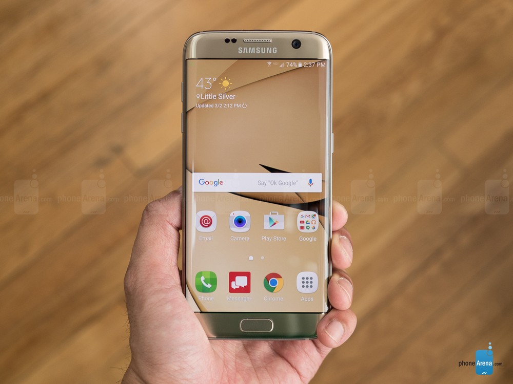 Samsung Galaxy S7 Edge là một trong những mẫu  điện thoai pin khủng nhất 2016. Sở hữu dung lượng pin trong lên đến 3600mAh, Galaxy S7 Edge cho thời lượng sử dụng hỗn hợp lên tới 18 tiếng. Ảnh: Phone Arena.