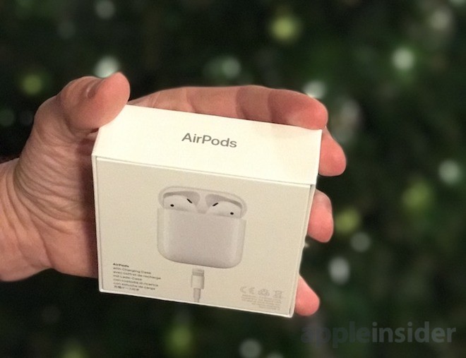 Sáng 19/12, những chiếc  tai nghe không dây AirPods đầu tiên đã có mặt tại cửa hàng bán lẻ và đến tay người dùng. Ảnh: Appleinsider.