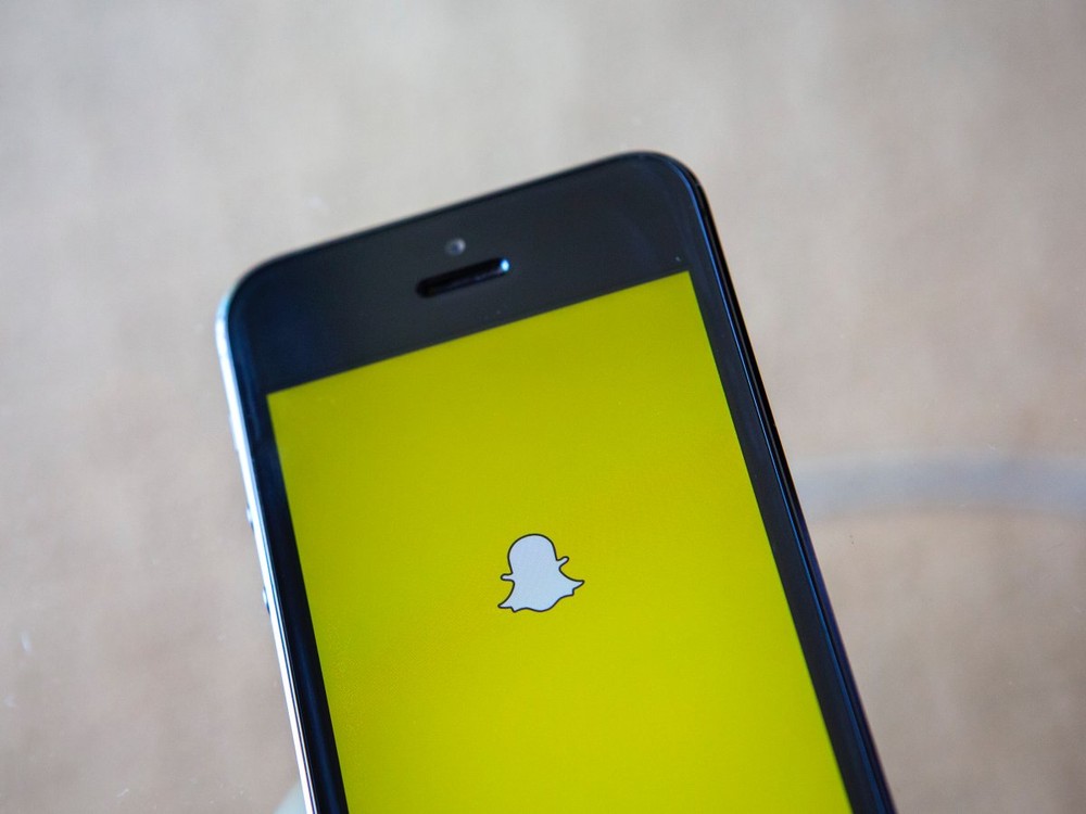 Snapchat là một trong những  ứng dụng trên iPhone phổ biến nhất trong giới trẻ. Thuộc dạng ứng dụng tin nhắn, Snapchat tập trung vào việc chia sẻ hình ảnh và video tới bạn bè, người thân. Ảnh: BI.