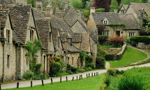 Nằm bên bờ sông Coln thơ mộng, vùng Cotswold, nước Anh, Bibury được coi là  ngôi làng nhiều nhà cổ nhất thế giới. Ảnh: Wiki.