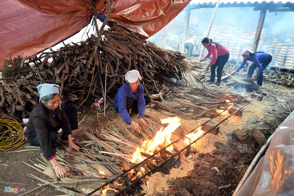 Nhân công thổi lửa chuẩn bị kho cá tại hộ ông Trần Bá Sản và bà Trần Thị Thìn tại làng Đại Hoàng (thường gọi là làng Vũ Đại), xã Hòa Hậu, huyện Lý Nhân, tỉnh Hà Nam. Vào thời điểm cận Tết, gia đình ông Sản nhận được nhiều đơn đặt hàng  cá kho làng Vũ Đại hơn ngày thường.