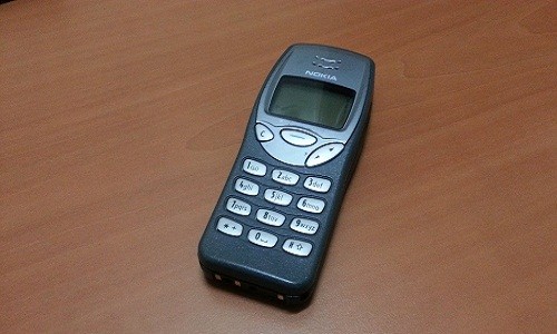  Nokia 3210 là một trong những chiếc điện thoại đầu tiên được nhập về Việt Nam. Được công bố vào năm 1999, dòng sản phẩm "già cỗi" nhất của Nokia có trọng lượng khá nặng 151g, dày 22,5mm. Ảnh: Youtube.