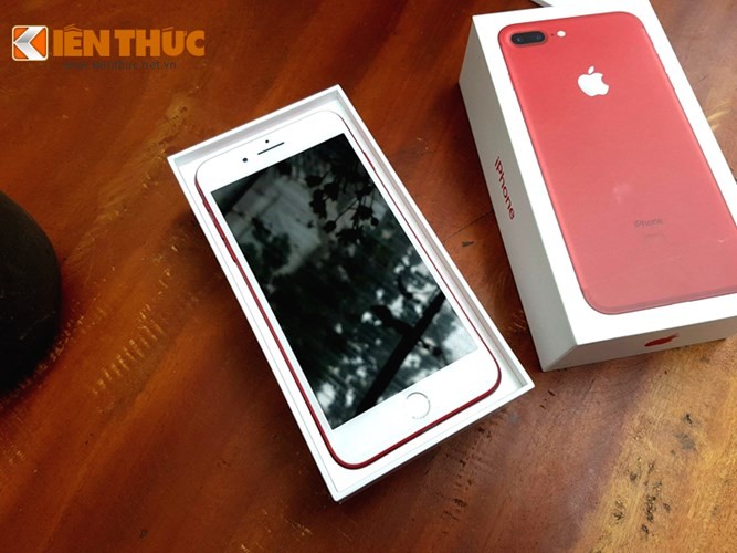 Bộ đôi iPhone 7 và iPhone 7 Plus màu đỏ đã tạo nên cơn sốt trên thị trường di động Việt Nam cuối tuần qua. Ảnh: Linh Hoàng.