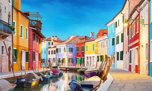 Đảo Burano, Italia: Nằm cách thành phố Venice 40 phút đi thuyền, hòn đảo này nổi tiếng với những  ngôi nhà sặc sỡ sắc màu và nghệ thuật làm vải ren tinh tế.