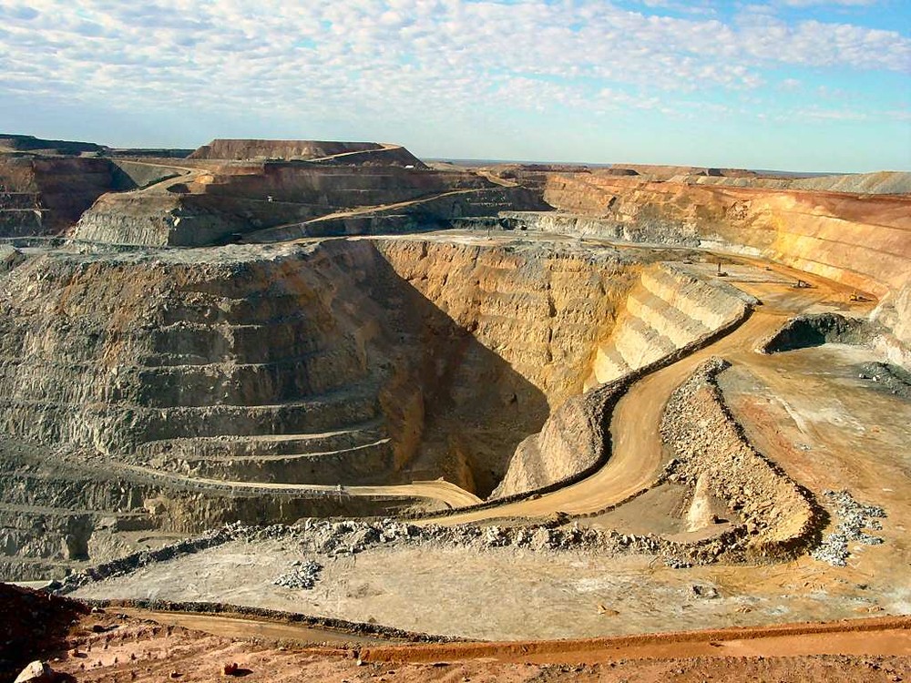 Super Pit là  mỏ vàng lộ thiên lớn nhất Australia. Lớp trên của mỏ hầu hết là đá. Để tìm vàng, công nhân phải đào sâu xuống lớp bên dưới. Ảnh: Wiki.