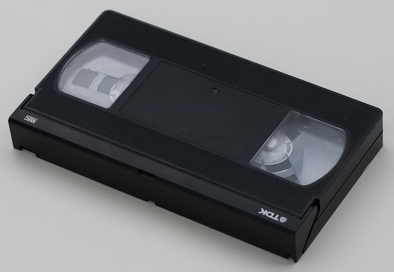 Nhắc đến những chiếc  băng đĩa cổ thời xưa không thể bỏ qua băng video định dạng VHS được ưa chuộng trong thập kỷ 1980 – 1990. Ảnh: Xomco.