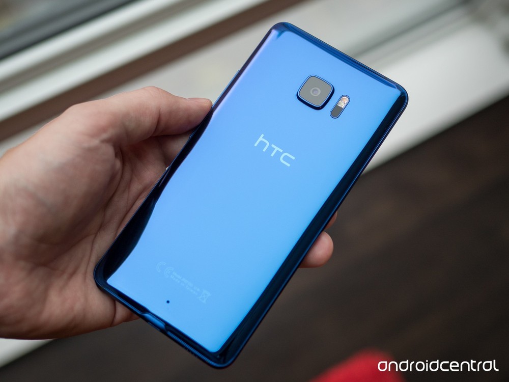 HTC U Ultra là  smartphone màn hình sapphire cao cấp đầu tiên trên thế giới khi sở hữu tới hai màn hình hiển thị bằng kính sapphire. Với việc này, người dùng yên tâm sử dụng mà không lo bị trầy xước. Ảnh: Android Central.