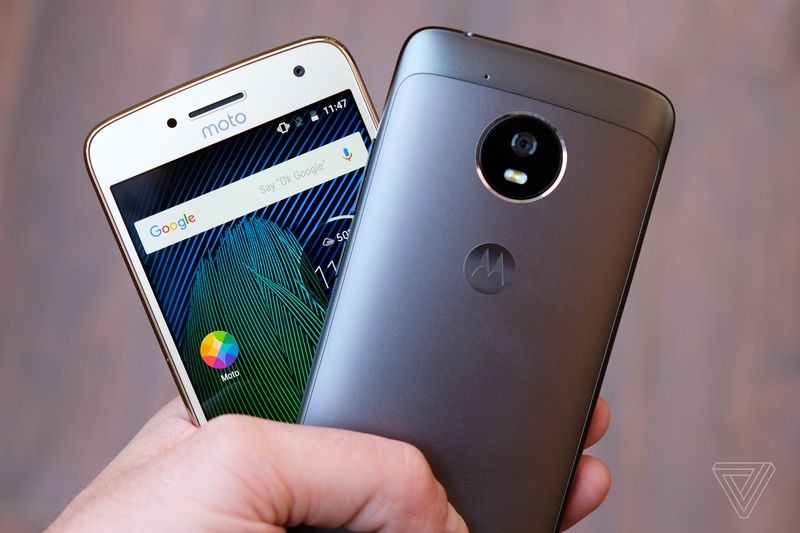 Moto G5 là  smartphone giá rẻ được Lenovo ra mắt hồi cuối tháng 2/2017. Với mức giá khoảng 5 triệu đồng, Moto G5 được coi là một món hời cho những ai có ngân sách hạn hẹp. Ảnh: Theverge.