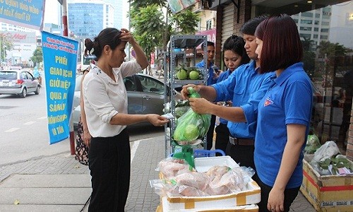 Thịt ngon rẻ, người Hà Nội vác cả chục cân về ăn dần