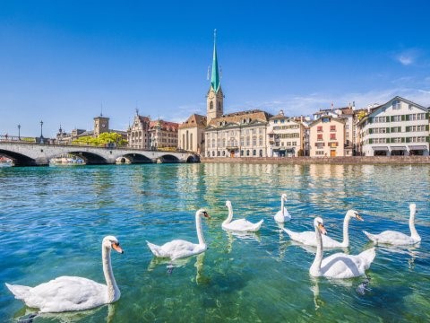  Zurich là sự kết hợp hoàn hảo giữa nhịp sống hiện đại và vẻ quyến rũ của những thị trấn cổ Thụy Sĩ. Đây là nơi được nhiều người yêu thích và có chất lượng sống đứng thứ nhì thế giới. Thành phố sở hữu hệ thống giao thông hiệu quả cao, nhiều công ty quốc tế, y tế tối tân và tỷ lệ tội phạm thấp. Ảnh: Business Insider.