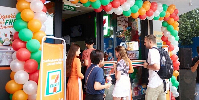 Ngày 15/6, 7-Eleven chính thức ra mắt cửa hàng đầu tiên của mình tại TP HCM, đánh dấu sự hiện diện của chuỗi  cửa hàng tiện lợi nổi tiếng nhất thế giới tại thị trường Việt Nam. Ảnh: Facebook 7-Eleven Viet Nam.