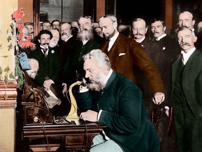 Năm 1876, nhà phát minh Alexander Graham Bell đã tạo ra chiếc  điện thoại đầu tiên: Một thiết bị cồng kềnh với ống nghe dạng cong và tai nghe được nối với nhau bằng dây dẫn chứ không phải không dây như ngày nay.