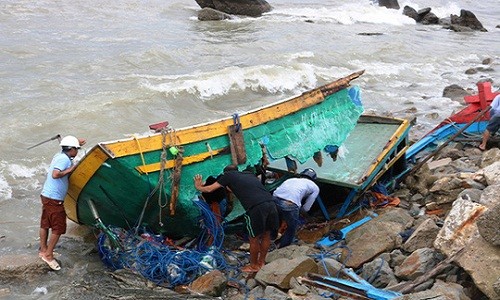 Sáng ngày 17/7, Ban chỉ huy phòng chống thiên tai và tìm kiếm cứu nạn huyện Quảng Trạch, tỉnh Quảng Bình cho biết do ảnh hưởng của hoàn lưu bão số 2, hàng chục  tàu đánh cá của ngư dân đang neo đậu tại cảng cảng Hòn La bị sóng đánh chìm, vỡ toang. Ảnh: Vietnamnet.