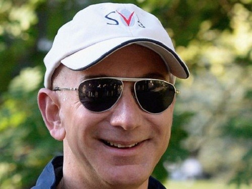 Ngày 27/7 vừa qua,  tỷ phú Jeff Bezos đã vượt qua Bill Gates để trở thành người giàu nhất thế giới trong vài giờ với khối tài sản lên tới 92,3 tỷ USD. Tuy nhiên, đến cuối phiên giao dịch, cổ phiếu Amazon mất giá khiến Jeff Bezos lại quay về vị trí số 2 với 89,3 tỷ USD, nhường lại ngôi đầu cho Bill Gates.