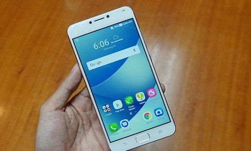  Zenfone 4 Max Pro mang nhiều đường nét thiết kế quen thuộc theo xu hướng hiện tại: kim loại, phẳng và nhiều đường cong. Xét về vẻ ngoài, Zenfone 4 Max Pro không phải thiết bị đột phá, nhiều điểm nhấn.