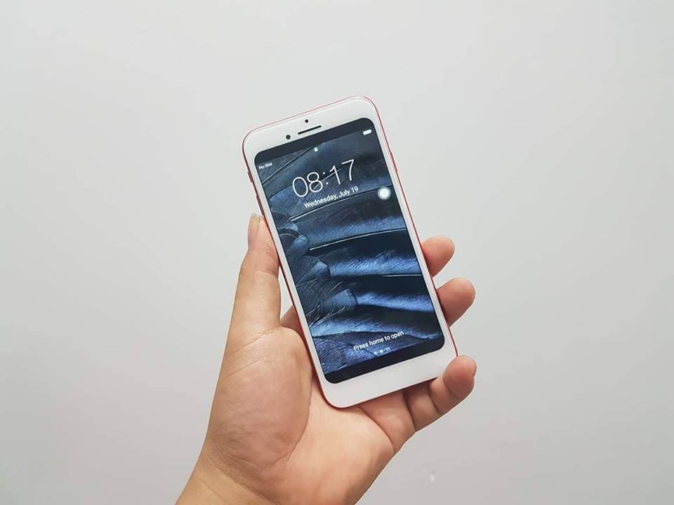 Là một trong những smartphone đáng mong đợi nhất năm 2017, iPhone 8 trở thành tâm điểm chú ý của giới công nghệ. Do đó, các sản phẩm iPhone 8 nhái xuất hiện trên thị trường không phải là hiếm. Ảnh: Vietnamnet.