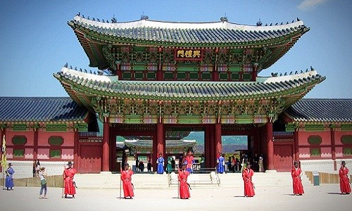  Cung điện hoàng gia Gyeongbokgung (còn gọi cung Gyeongbok), là cung điện đẹp nhất Thủ đô Seoul, Hàn Quốc. Ảnh: Lonely Planet.