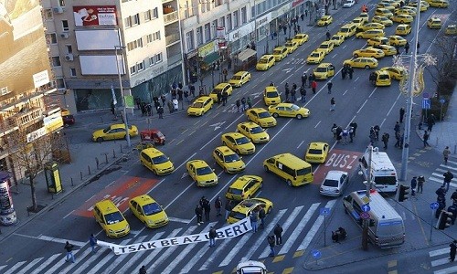 Các hãng taxi thế giới phản đối Uber, Grab bằng cách nào?