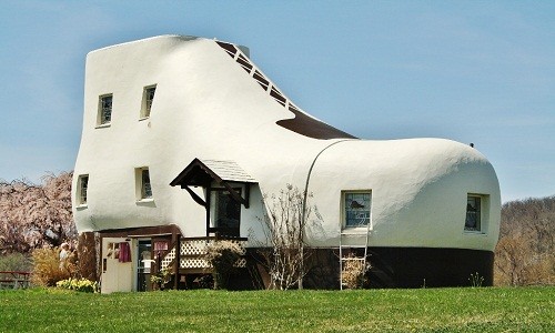 Haines Shoe House tại Mỹ là ngôi  nhà hình chiếc giày, được xây dựng từ năm 1948. Ảnh: Visitpadutchcountry.