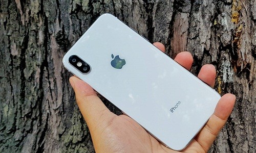 Phải đến đầu tháng 11 tới, iPhone X mới chính thức được bán ra. Tuy nhiên, tại thị trường Việt Nam đã xuất hiện  iPhone X nhái với giá 2,9 triệu đồng. Ảnh: Mai Triều Nguyên/Nghenhinvietnam.