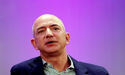 Theo danh sách tỷ phú giàu nhất thế giới 2017 mới nhất trên Business Insider, vị trí số 1 thuộc về Jeff Bezos, ông chủ hãng thương mại điện tử Amazon. Ảnh: Reuters.