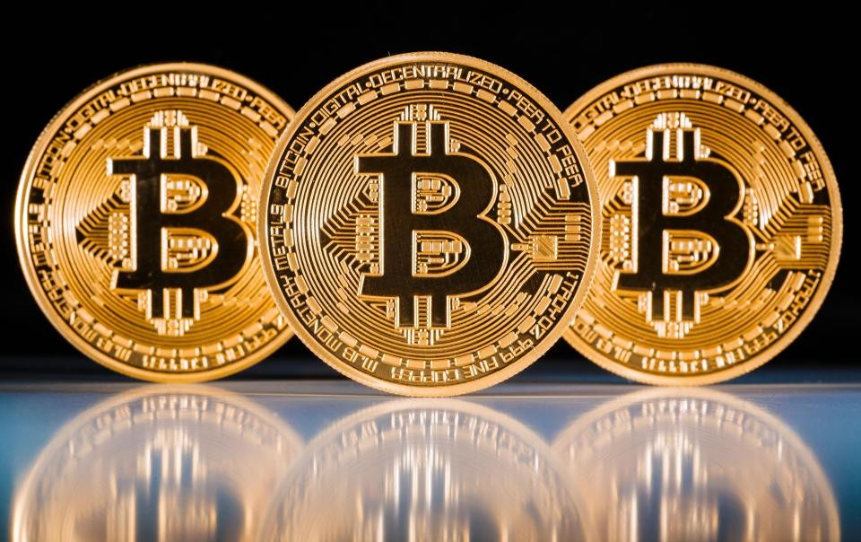 Ngày 7/12, đồng  tiền ảo Bitcoin đã tăng vượt mọi kỷ lục trước đó, qua mốc 14.000 USD. Nhờ đó, giá trị vốn hóa của Bitcoin đạt khoảng 246,5 tỷ USD. Ảnh: Thesun.