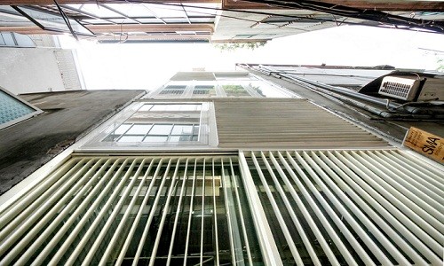 Nằm trong ngõ hẹp 1m nhưng ngôi  nhà nhỏ 10m2 ở Cầu Giấy (Hà Nội) vẫn ngập ánh sáng và thông thoáng lạ thường.