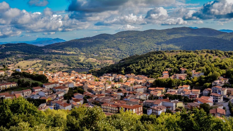 Thuộc vùng núi Barbagia của hòn đảo Địa Trung Hải Sardinia, Ý, thị trấn Ollolai nổi tiếng với vẻ đẹp hoang sơ và thanh bình.